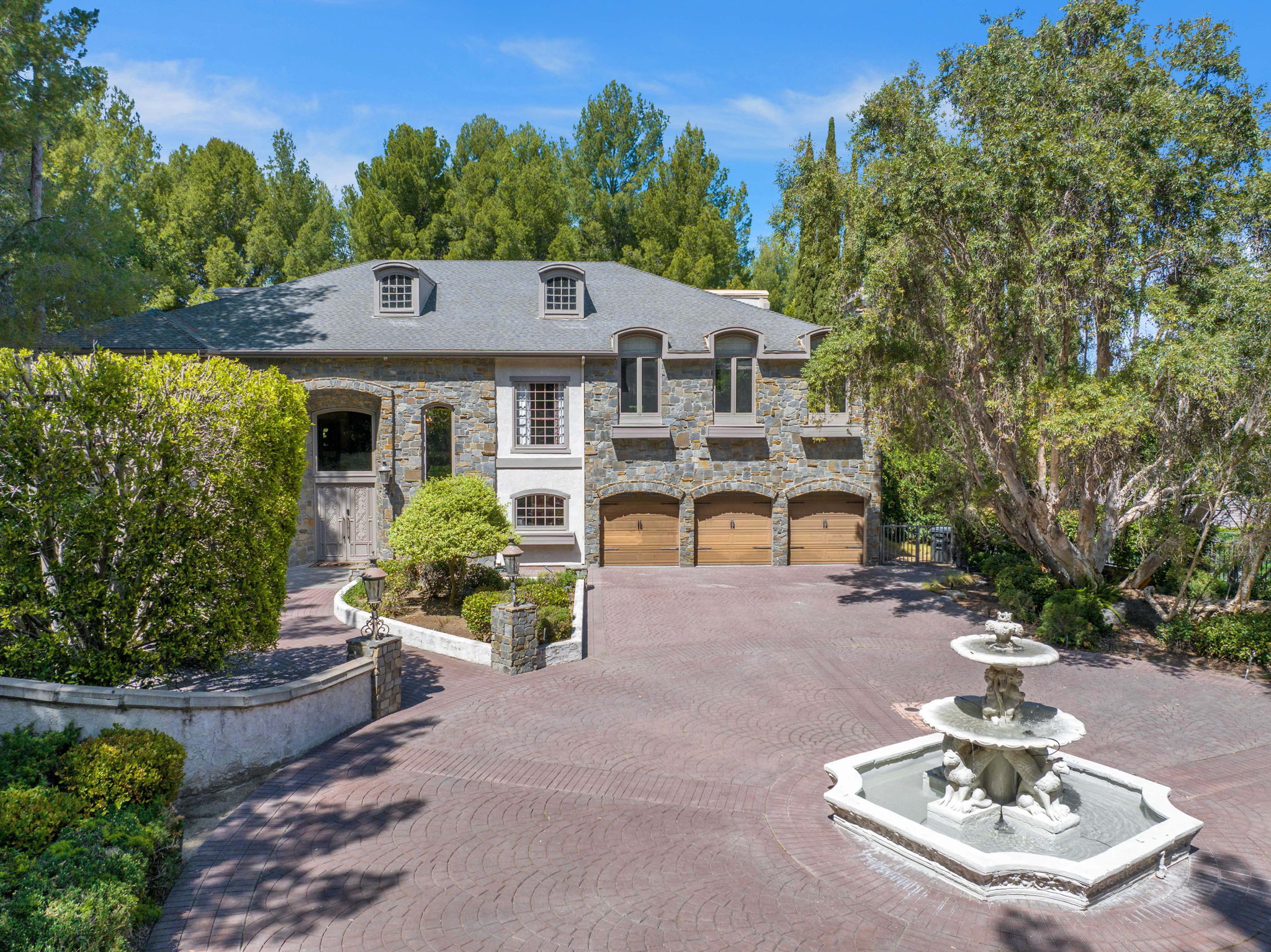 Wide view of the Chelsea Manor estate exterior and fountain